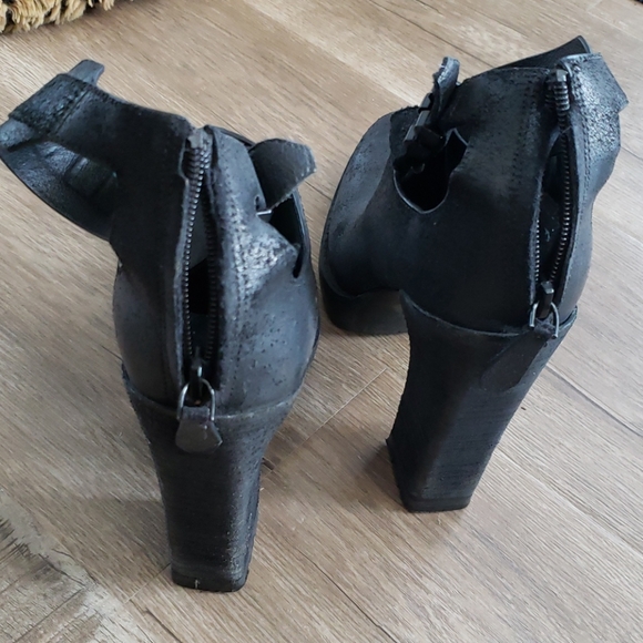 Kenneth Cole black distressed leather lugged heels - Picture 9 of 15